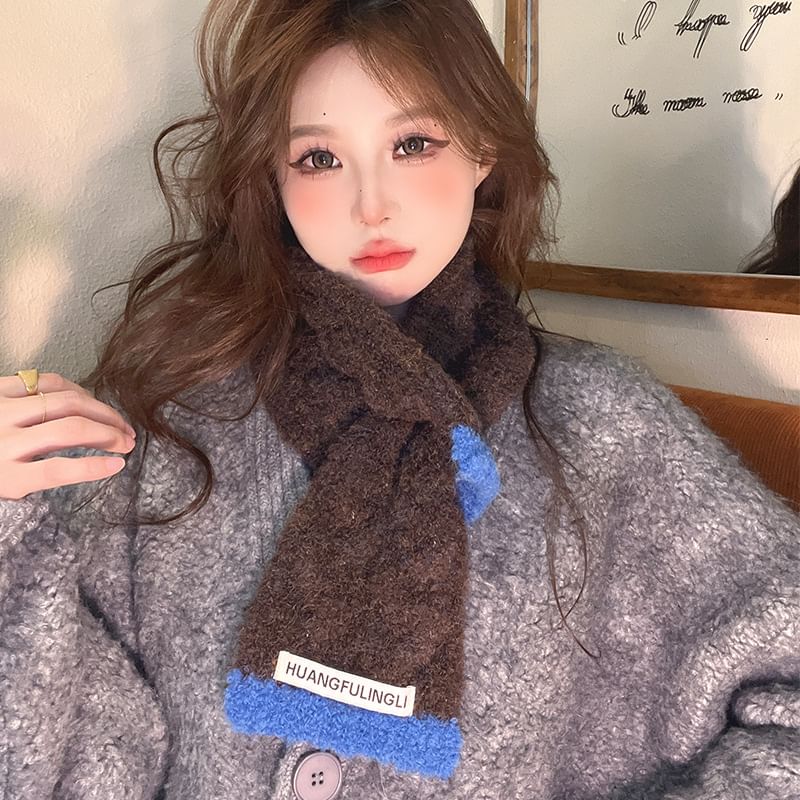 Contrast Trim Scarf Applique Label