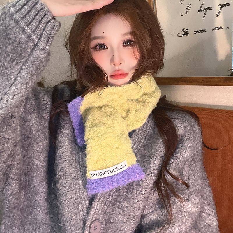 Contrast Trim Scarf Applique Label