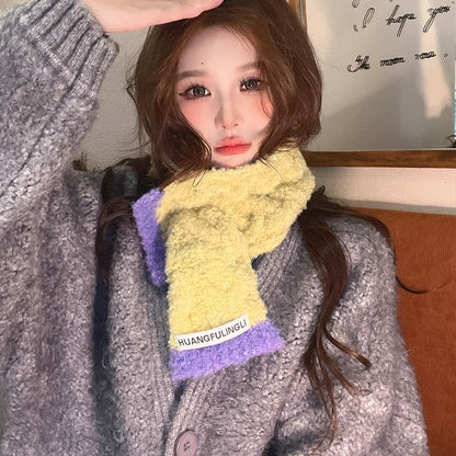 Contrast Trim Scarf Applique Label