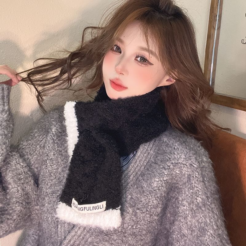 Contrast Trim Scarf Applique Label