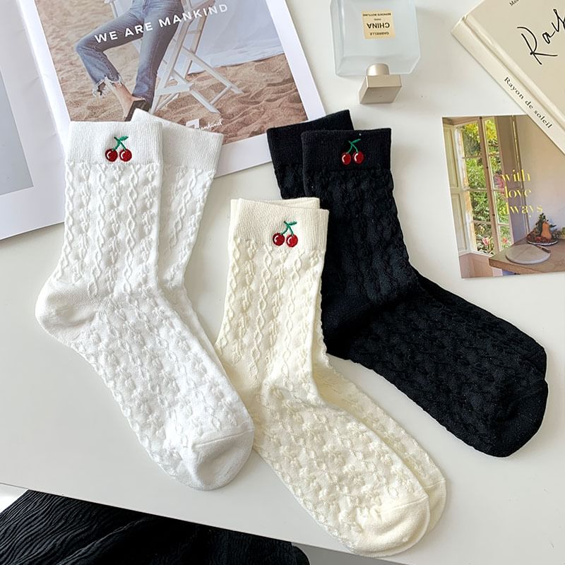 Chaussettes brodées de cerises