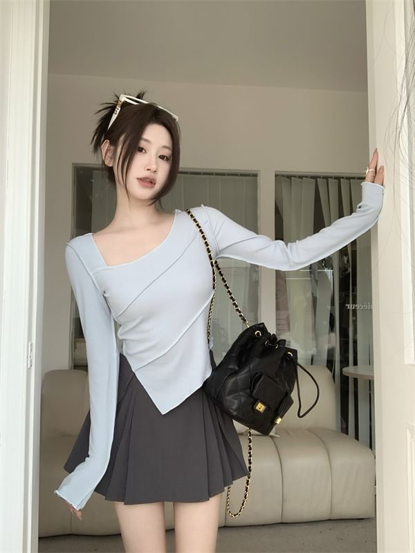 Long-Sleeve V-Neck Plain T-Shirt / Mid Rise Plain Mini A-Line Skirt