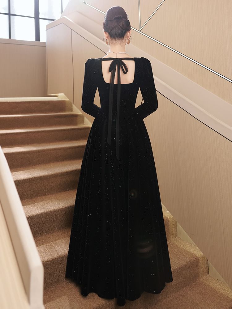 Robe de soirée trapèze à manches longues et col carré en sequins