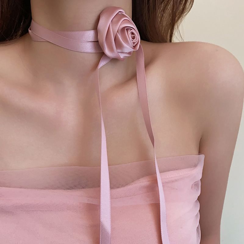 Collier ras du cou en satin uni à fleurs