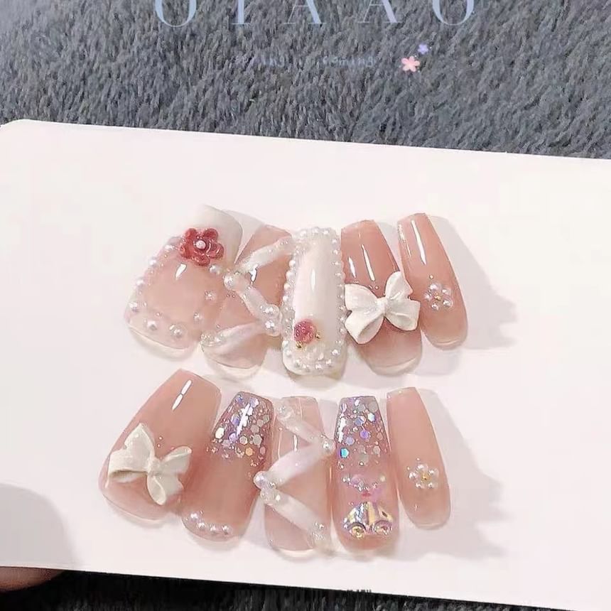 Faux ongles à coller avec des perles