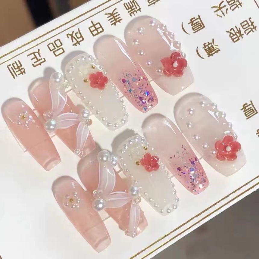 Faux ongles à coller avec des perles