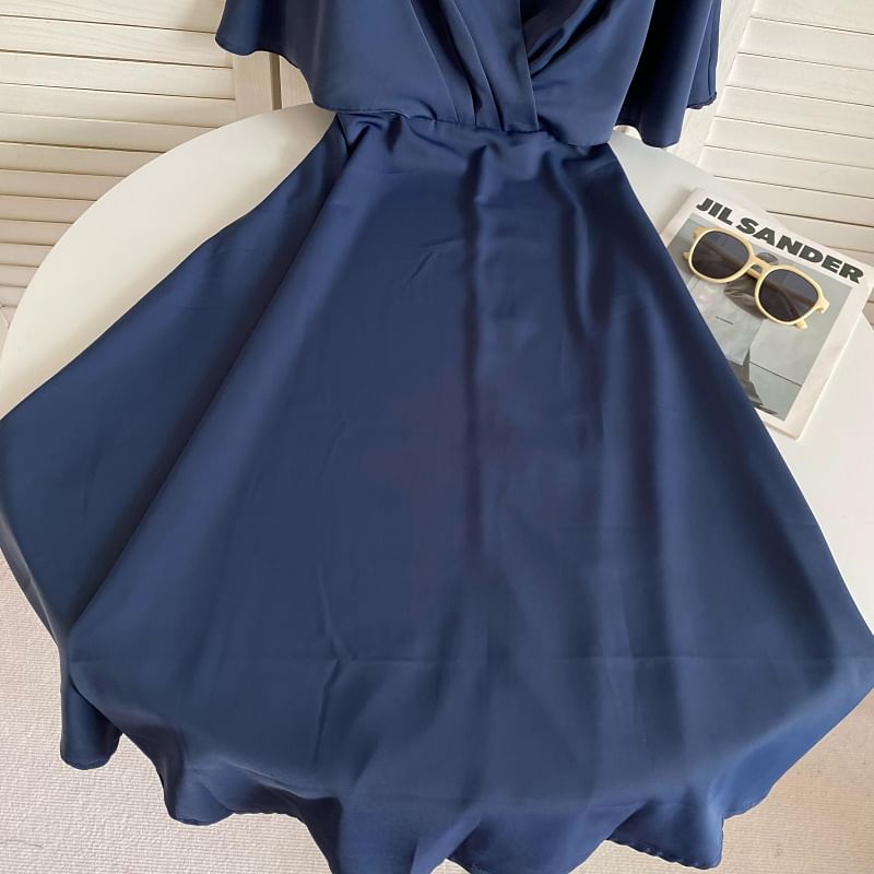 Short-Sleeve V-Neck Plain Bow Back Midi A-Line Dress