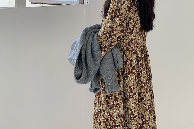 Robe mi-longue fleurie à manches longues