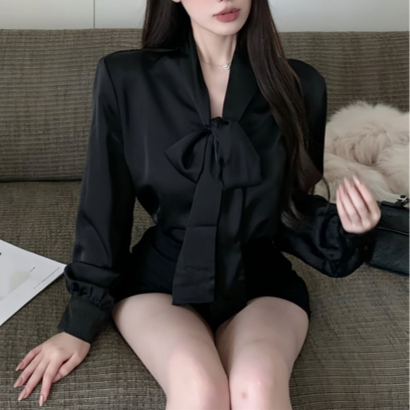 Chemisier uni à manches longues et col noué