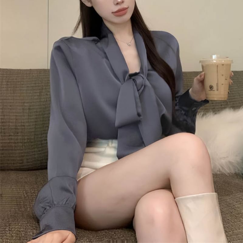 Chemisier uni à manches longues et col noué