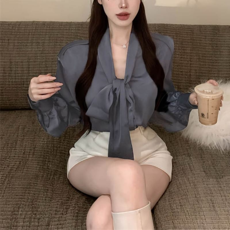 Chemisier uni à manches longues et col noué