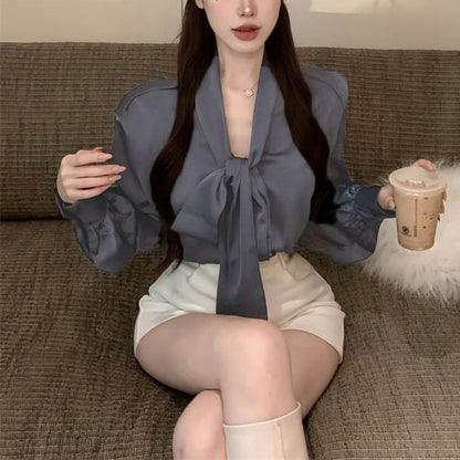 Chemisier uni à manches longues et col noué