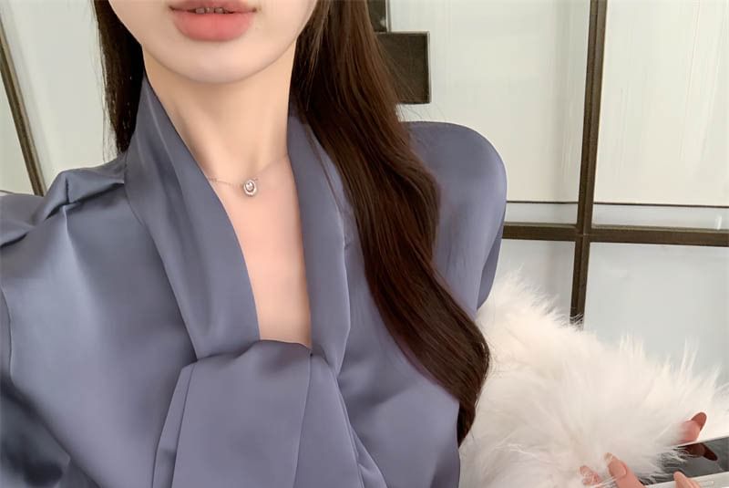 Chemisier uni à manches longues et col noué