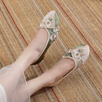 Flower Pumps Low Embroidered Heel