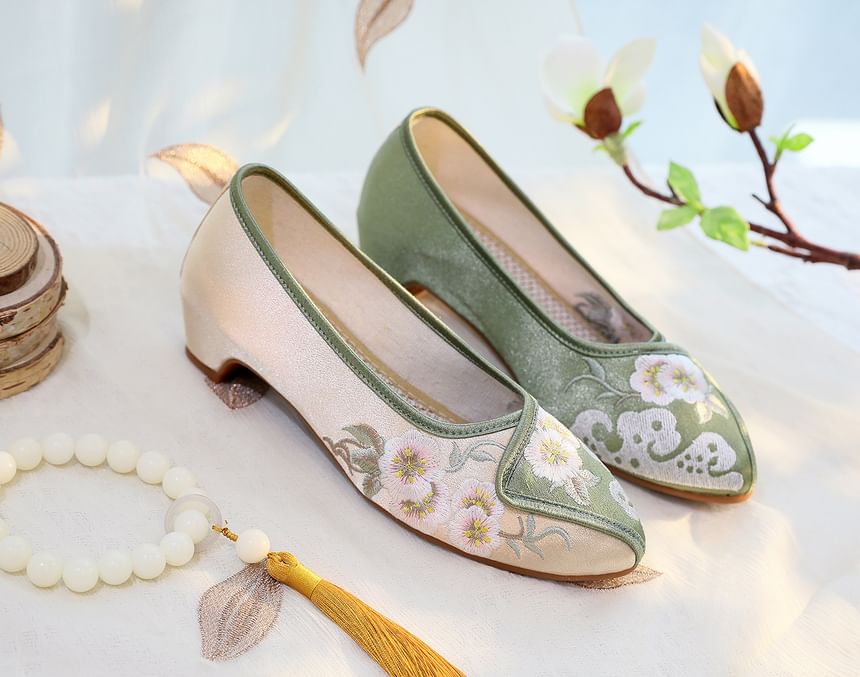 Flower Pumps Low Embroidered Heel