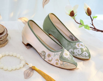 Flower Pumps Low Embroidered Heel