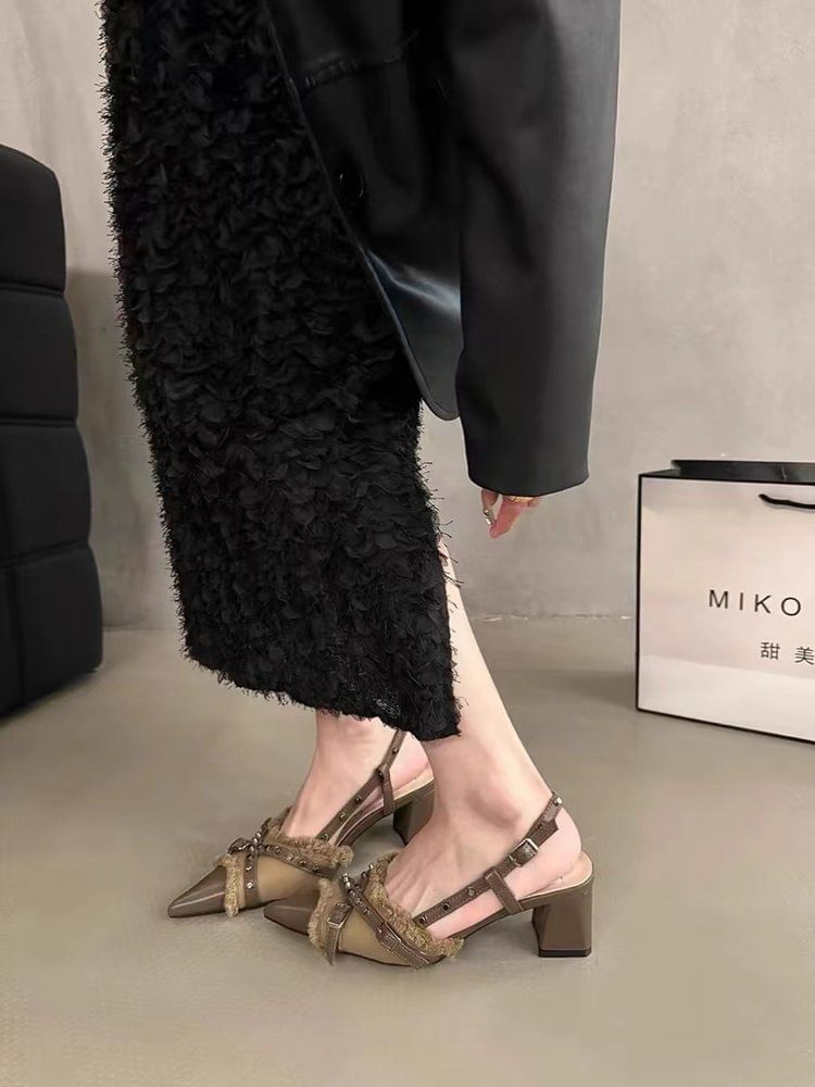 Slingback-Pumps mit spitzer Zehenpartie, Schnalle, ausgefranstem Einsatz und Blockabsatz