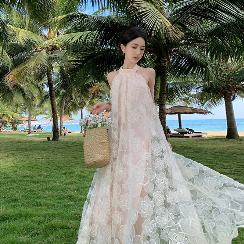 Robe longue d'été brodée de fleurs à licou