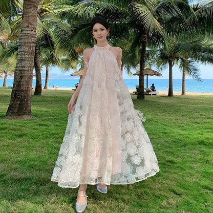 Robe longue d'été brodée de fleurs à licou