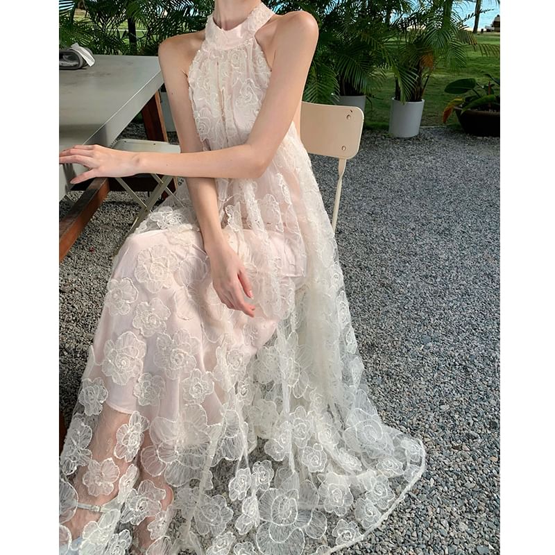 Robe longue d'été brodée de fleurs à licou