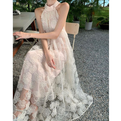 Robe longue d'été brodée de fleurs à licou