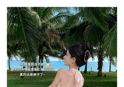 Robe longue d'été brodée de fleurs à licou