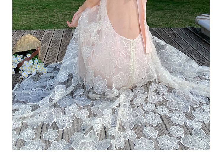 Robe longue d'été brodée de fleurs à licou