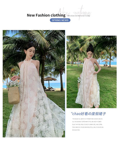 Robe longue d'été brodée de fleurs à licou