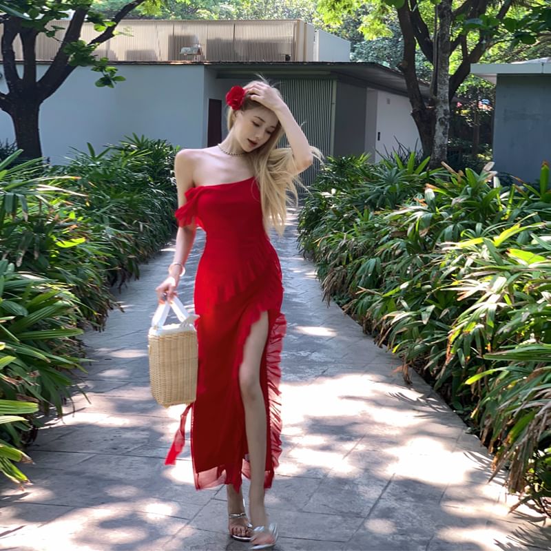 Robe fourreau mi-longue à volants et fente latérale à une épaule