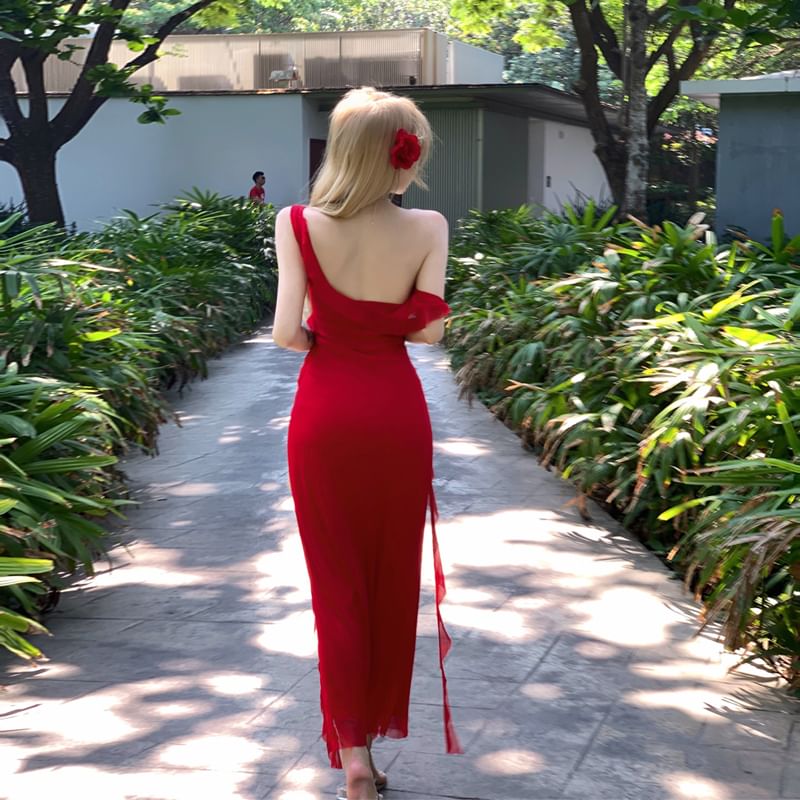 Robe fourreau mi-longue à volants et fente latérale à une épaule