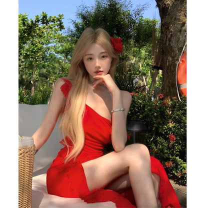 Robe fourreau mi-longue à volants et fente latérale à une épaule