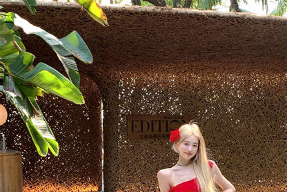 Robe fourreau mi-longue à volants et fente latérale à une épaule