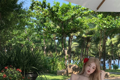 Robe fourreau mi-longue à volants et fente latérale à une épaule