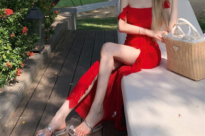 Robe fourreau mi-longue à volants et fente latérale à une épaule