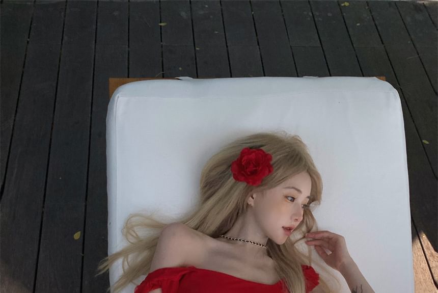 Robe fourreau mi-longue à volants et fente latérale à une épaule