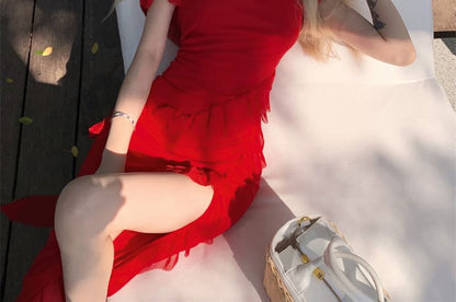 Robe fourreau mi-longue à volants et fente latérale à une épaule