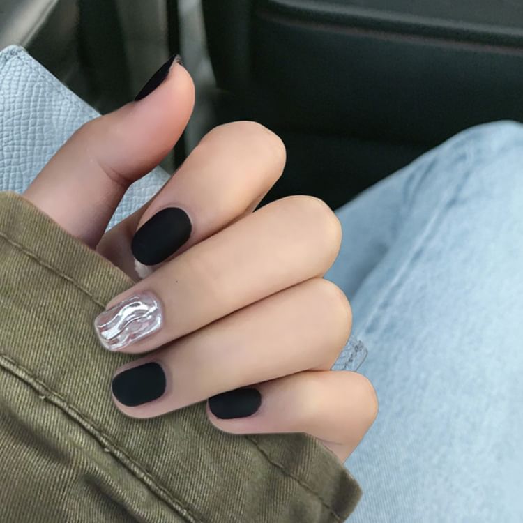 Ongles à coller avec effet ondulé mat (divers modèles)