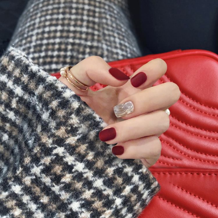 Ongles à coller avec effet ondulé mat (divers modèles)