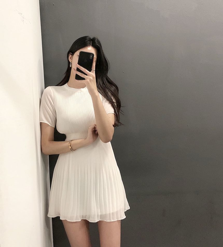 Short-Sleeve Crewneck Plain Mini Pleated Dress