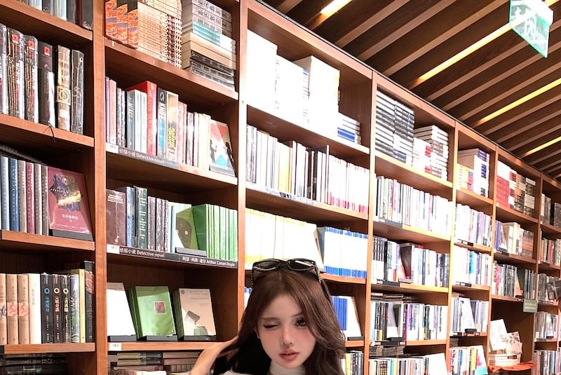 Choker-Neck Cowl Neck Tank Crop Lettering Top