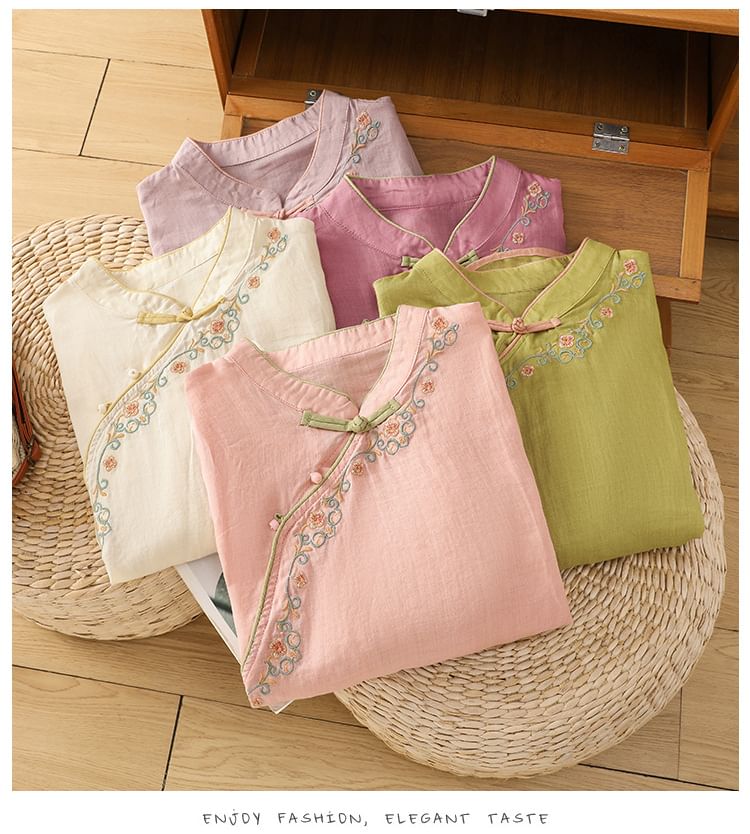 Chemisier brodé de fleurs à manches coudées