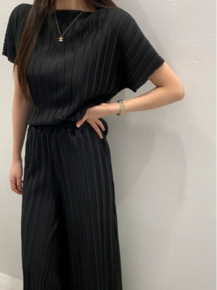 Set: Short-Sleeve Mock Neck Plain Pleated Top + Elastic Waist Wide Leg Pants