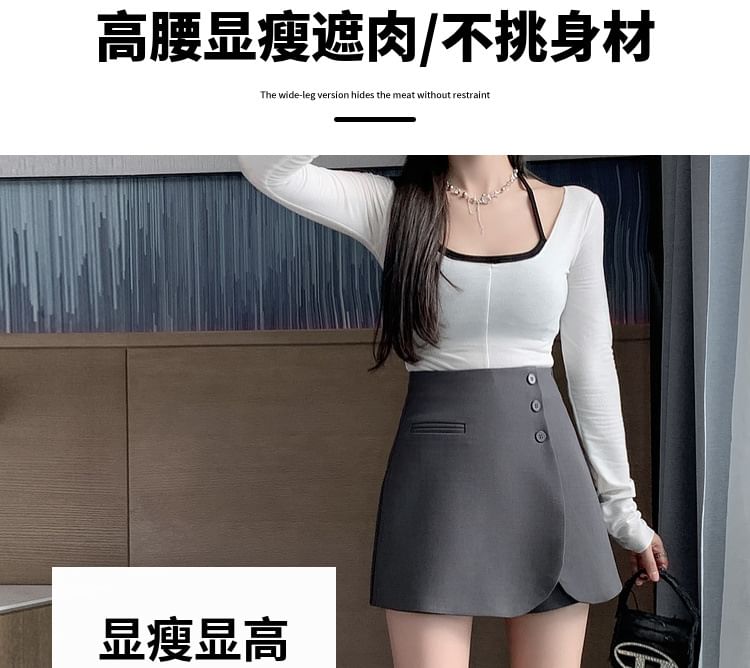 Jupe-short asymétrique taille haute unie boutonnée sur le devant