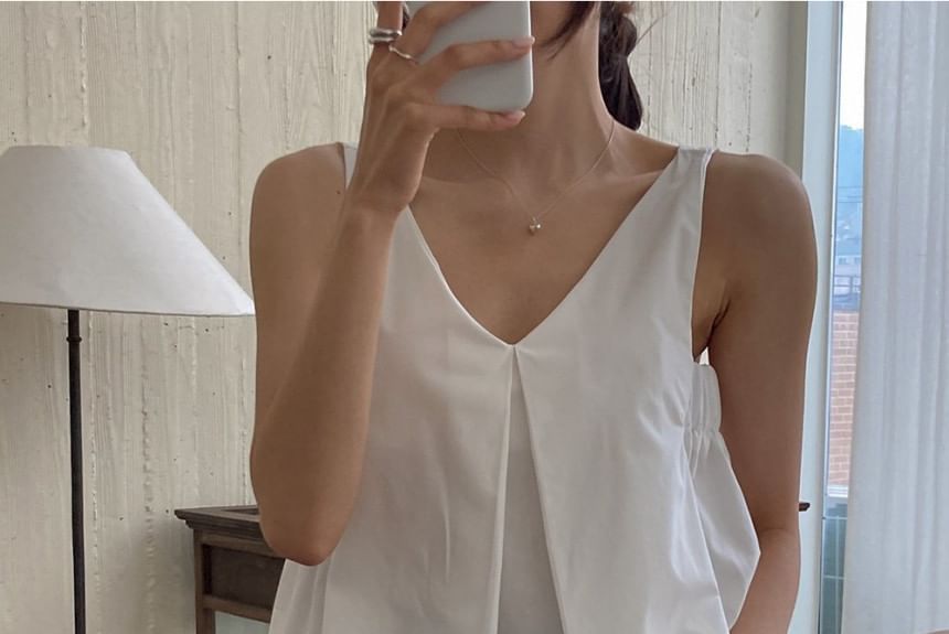 Sleeveless V-Neck Plain Flowy Blouse