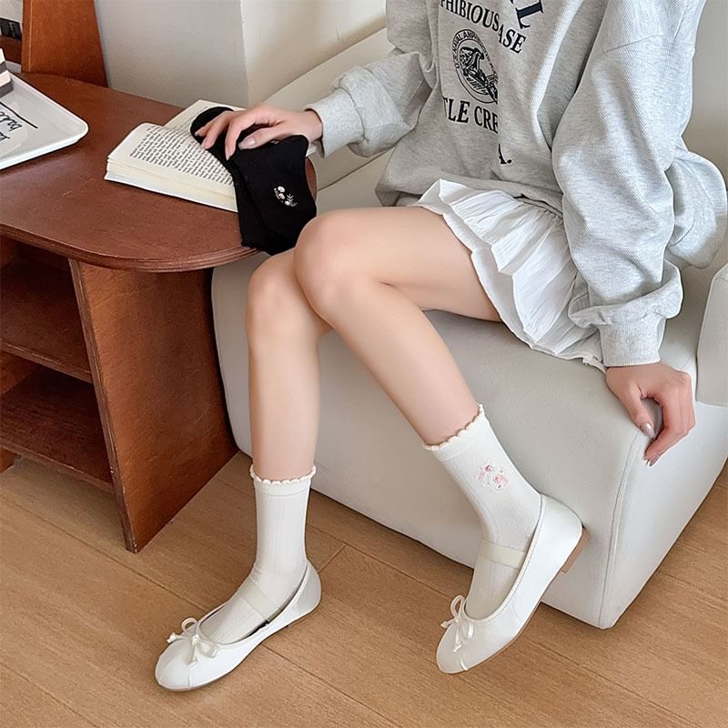 Flower Embroidered Scallop Trim Crew Socks