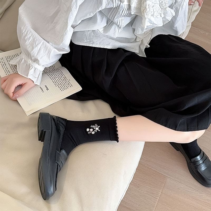 Flower Embroidered Scallop Trim Crew Socks