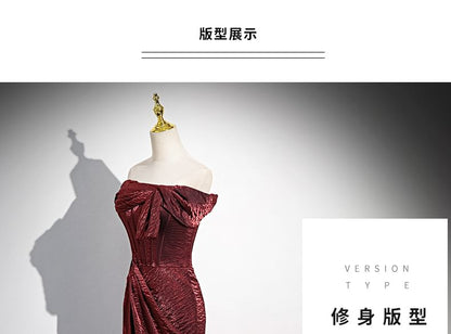 Robe de soirée moulante asymétrique à épaules dénudées et fente nouée