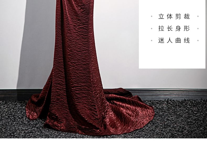 Robe de soirée moulante asymétrique à épaules dénudées et fente nouée