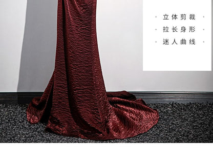 Robe de soirée moulante asymétrique à épaules dénudées et fente nouée