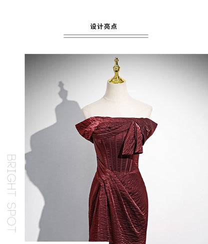 Robe de soirée moulante asymétrique à épaules dénudées et fente nouée